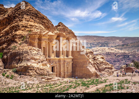 Riesige Tempel des Klosters in Sandstein an der alten Beduinen Stadt Petra, Jordanien Stockfoto