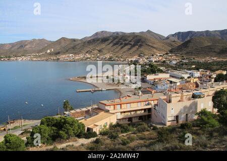 Schöner Strand mit Booten, Klippen und Berge in La Azohia Dorf in Cartagena, Murcia, Spanien in einem sonnigen Tag. Blick von Santa Elena Turm ein Positionspapier Stockfoto