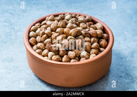 Geröstete Macadamianüsse im Eintopf Pot. Ökologische Lebensmittel. Stockfoto