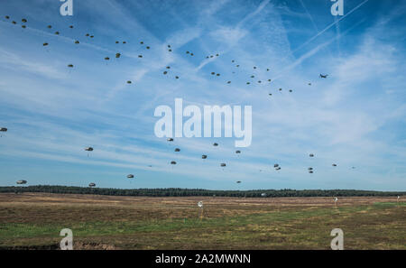 Ede, Niederlande, 20-Sept-2019: Das airborne Gedenkfeiern auf Ginkel Heide mit para Tropfen mit Hunderten von Fallschirmspringern aus Herkules und Dakota remebring die 75 Jahr der Operation Market Garden gesunken Stockfoto