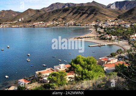 Schöner Strand mit Booten, Klippen und Berge in La Azohia Dorf in Cartagena, Murcia, Spanien in einem sonnigen Tag. Blick von Santa Elena Turm ein Positionspapier Stockfoto