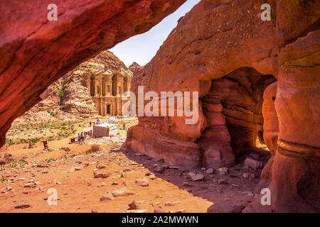 Riesige Tempel des Klosters in Sandstein an der alten Beduinen Stadt Petra, Jordanien Stockfoto