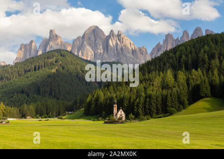 Schöne Kirche von San Giovanni in Ranui, Geisler Dolomiten, Santa Magdalena, Villnösser Tal, Südtirol, Trentino Alto Adige, Provinz Bozen, ICH Stockfoto