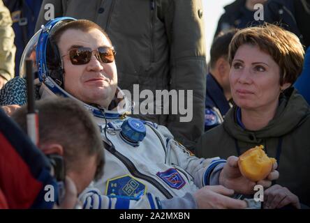 Zhezkazgan, Kasachstan. 03. Oktober 2019. Der russische Kosmonaut Alexej Ovchinin von roskosmos genießt eine Pfirsich als er ruht kurz Landung in der Sojus MS-12 Kapsel Oktober 3, 2019 in einer abgelegenen Gegend in der Nähe der Stadt Zhezkazgan, Kasachstan. Ovchinin Nick Haag und Hazzaa Ali Almansoori wieder auf der Erde von der Internationalen Raumstation. Credit: Bill Ingalls/NASA/Alamy leben Nachrichten Stockfoto