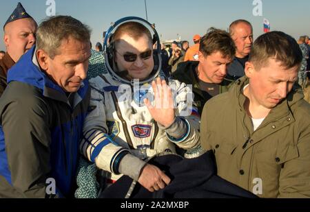 Zhezkazgan, Kasachstan. 03. Oktober 2019. Der russische Kosmonaut Alexej Ovchinin von roskosmos wird zu einem medizinischen Zelt kurz Landung in der Sojus MS-12 Kapsel Oktober 3, 2019 in einer abgelegenen Gegend in der Nähe der Stadt Zhezkazgan, Kasachstan durchgeführt. Ovchinin Nick Haag und Hazzaa Ali Almansoori wieder auf der Erde von der Internationalen Raumstation. Credit: Bill Ingalls/NASA/Alamy leben Nachrichten Stockfoto