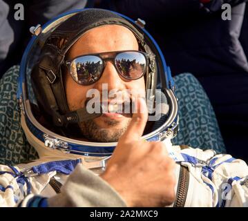 Zhezkazgan, Kasachstan. 03. Oktober 2019. Vereinigte Arabische Emirate astronaut Hazzaa Ali Almansoori gibt die Daumen oben unterzeichnen kurz Landung in der Sojus MS-12 Kapsel Oktober 3, 2019 in einer abgelegenen Gegend in der Nähe der Stadt Zhezkazgan, Kasachstan. Almansoori, Nick Haag und Alexey Ovchinin wieder auf der Erde von der Internationalen Raumstation. Credit: Bill Ingalls/NASA/Alamy leben Nachrichten Stockfoto