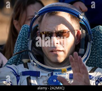 Zhezkazgan, Kasachstan. 03. Oktober 2019. Amerikanische astronaut Nick Haag der NASA liegt nach der Landung in der Sojus MS-12 Kapsel Oktober 3, 2019 in einer abgelegenen Gegend in der Nähe der Stadt Zhezkazgan, Kasachstan. Haag und Alexey Ovchinin wieder auf der Erde nach 203 Tagen im Weltraum, wo sie dienten als Mitglieder der Expedition 59 und 60 Crews der Internationalen Raumstation an Bord. Credit: Bill Ingalls/NASA/Alamy leben Nachrichten Stockfoto