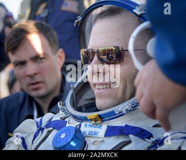 Zhezkazgan, Kasachstan. 03. Oktober 2019. Amerikanische astronaut Nick Haag der NASA liegt nach der Landung in der Sojus MS-12 Kapsel Oktober 3, 2019 in einer abgelegenen Gegend in der Nähe der Stadt Zhezkazgan, Kasachstan. Haag und Alexey Ovchinin wieder auf der Erde nach 203 Tagen im Weltraum, wo sie dienten als Mitglieder der Expedition 59 und 60 Crews der Internationalen Raumstation an Bord. Credit: Bill Ingalls/NASA/Alamy leben Nachrichten Stockfoto