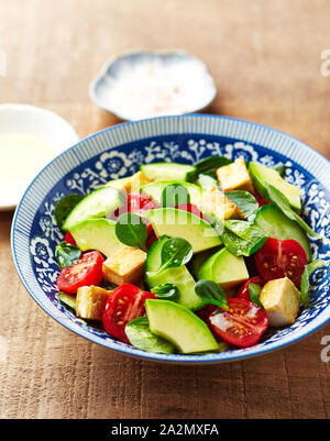 Avocado Salat mit gebratenem Tofu, saftige Tomaten und Lämmer Kopfsalat. Hausgemachte Speisen. Stockfoto