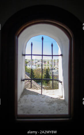 Blick auf die Stadt durch die alten Arch Fenster Stockfoto