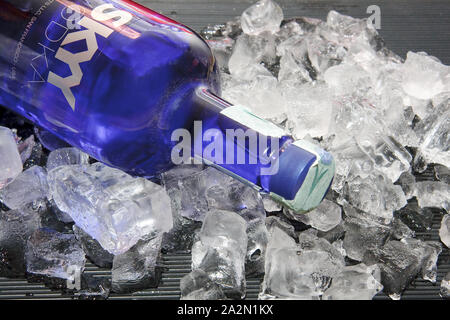 Kalte Flaschen von Skyy Vodka auf der Eiswürfel, Night Party Stockfoto