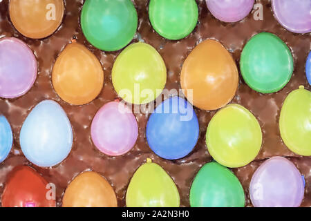 Aquarell Abbildung: Bunte Luftballons auf Putz an die Wand werfen Pfeile auf einer Kirmes, Hintergrund, abstrakt Stockfoto