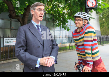 Westminster, London, UK, 03. Okt 2019. Jakob Rees-Mogg, der Führer des Unterhauses, der konservative Abgeordnete, Chats auf einen Passanten in der Nähe des Houses of Parliament in London. Credit: Imageplotter/Alamy leben Nachrichten Stockfoto