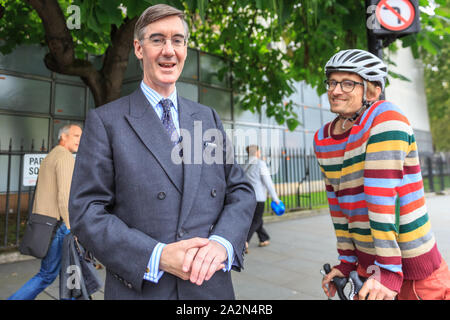 Westminster, London, UK, 03. Okt 2019. Jakob Rees-Mogg, der Führer des Unterhauses, der konservative Abgeordnete, Chats auf einen Passanten in der Nähe des Houses of Parliament in London. Credit: Imageplotter/Alamy leben Nachrichten Stockfoto