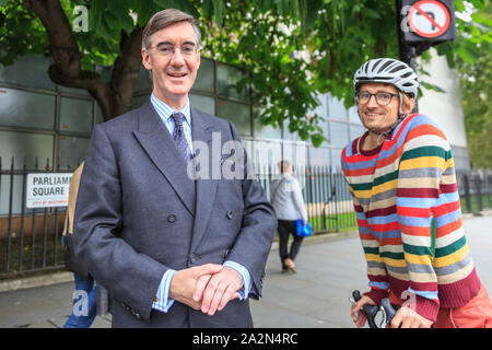 Westminster, London, UK, 03. Okt 2019. Jakob Rees-Mogg, der Führer des Unterhauses, der konservative Abgeordnete, Chats auf einen Passanten in der Nähe des Houses of Parliament in London. Credit: Imageplotter/Alamy leben Nachrichten Stockfoto