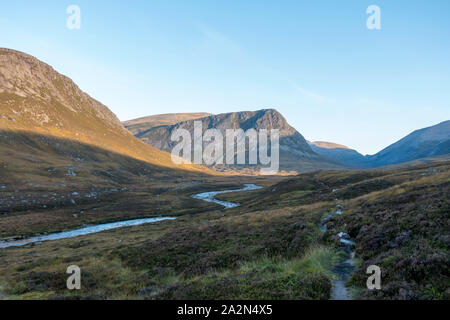 Lairig Ghru Route entlang, im Herzen des Cairngorms National Park Schottland, das zu den Teufeln Punkt Braeriach Ben Macdui und Engel Peak führt Stockfoto