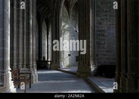 Im Inneren der Kirche. Einer der bekanntesten französischen Wahrzeichen, von 3 Millionen Menschen im Jahr besucht, Mont-Saint-Michel und seine Bucht stehen auf der Liste der Wor Stockfoto