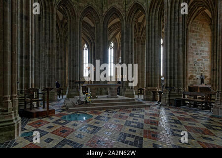 Im Inneren der Kirche. Einer der bekanntesten französischen Wahrzeichen, von 3 Millionen Menschen im Jahr besucht, Mont-Saint-Michel und seine Bucht stehen auf der Liste der Wor Stockfoto