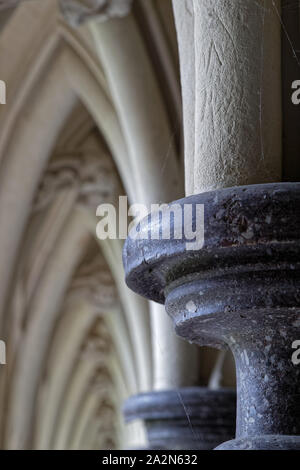 Kreuzgang detail. Einer der bekanntesten französischen Wahrzeichen, von 3 Millionen Menschen im Jahr besucht, Mont-Saint-Michel und seine Bucht stehen auf der Liste der Welt Stockfoto