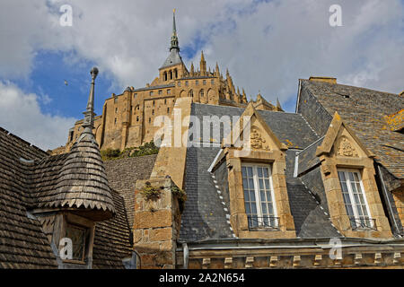 Einer der bekanntesten französischen Wahrzeichen, von 3 Millionen Menschen im Jahr besucht, Mont-Saint-Michel und seine Bucht stehen auf der Liste des Weltkulturerbes. Stockfoto