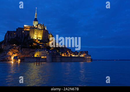 Blaue Stunde auf die Abtei. Einer der bekanntesten französischen Wahrzeichen, von 3 Millionen Menschen im Jahr besucht, Mont-Saint-Michel und seine Bucht stehen auf der Liste o Stockfoto