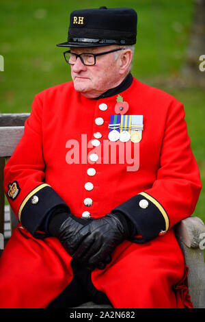 Britain's Got Talent Sieger und Chelsea Rentner 89-jährige Colin Thackery am National Memorial Arboretum während der Dreharbeiten für eine Erinnerung Sunday Special. Stockfoto