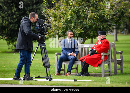 Britain's Got Talent Sieger und Chelsea Rentner 89-jährige Colin Thackery am National Memorial Arboretum mit Liedern des Lobes Moderator Sean Fletcher, während der Dreharbeiten für eine Erinnerung Sunday Special. Stockfoto