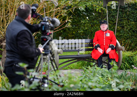 Britain's Got Talent Sieger und Chelsea Rentner 89-jährige Colin Thackery am National Memorial Arboretum während der Dreharbeiten für eine Erinnerung Sunday Special. Stockfoto