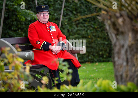 Britain's Got Talent Sieger und Chelsea Rentner 89-jährige Colin Thackery am National Memorial Arboretum während der Dreharbeiten für eine Erinnerung Sunday Special. Stockfoto