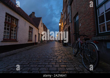 Fahrradständer in der Nähe der Wand eines alten Hauses in der Altstadt von Brugge, Belgien Stockfoto