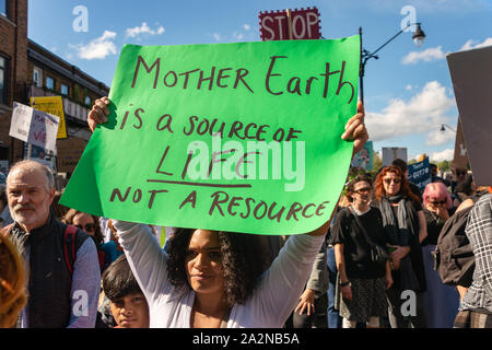 Montreal, CA - 27. September 2019: Mehr als 500 000 Menschen nehmen an den Montreal Klima März. Stockfoto