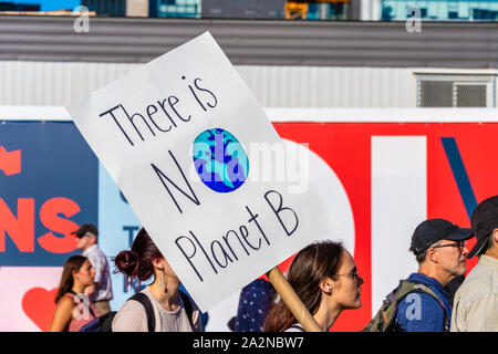 Montreal, CA - 27. September 2019: Frau mit einem "No Planet B' Schild am Montreal Klima März. Stockfoto