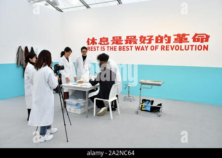 London, Großbritannien. 3. Okt 2019. Tang Dixin, Aike Galerie auf der Frieze London 2019, Frieze Meister, große Messe für zeitgenössische Kunst findet jedes Jahr, wobei der Schwerpunkt auf der Beziehung zwischen alter und neuer Kunst, in Verbindung mit der Frieze Art Fair, Regent's Park, London, London, Großbritannien - 3. Oktober 2019 Credit: Nils Jorgensen/Alamy leben Nachrichten Stockfoto