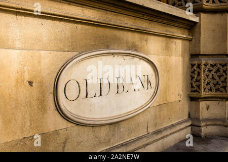 Alte Bank Stein Plakette an der Wand von Gebäude, Bristol, Großbritannien Stockfoto