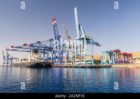 Aqaba, Jordanien - Mai 17, 2018: Entladen riesige Containerschiff mit Gantry Cranes. Aqaba Container Terminal Stockfoto