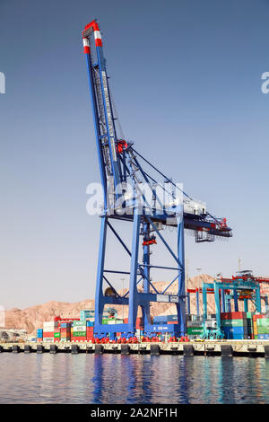 Aqaba, Jordanien - Mai 17, 2018: Portalkran am Container Terminal im Hafen von Aqaba an einem sonnigen Tag Stockfoto