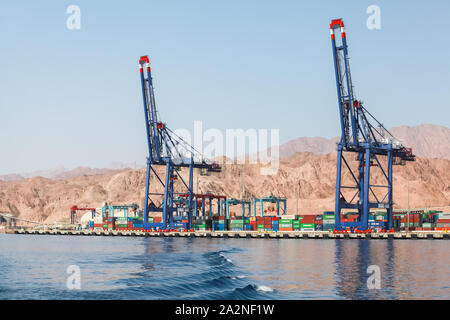 Aqaba, Jordanien - Mai 17, 2018: Brückenkrane. Container Terminal. Hafen von Aqaba an einem sonnigen Tag Stockfoto