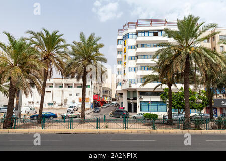 Aqaba, Jordanien - Mai 18, 2018: Street View von Aqaba mit Palmen wachsen auf die Straße an einem sonnigen Tag Stockfoto