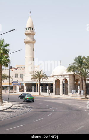 Aqaba, Jordanien - Mai 19, 2018: Vertikale Stadtbild von Aqaba. Menschen gehen in der Nähe von Dawood Moschee am sonnigen Sommertag Stockfoto