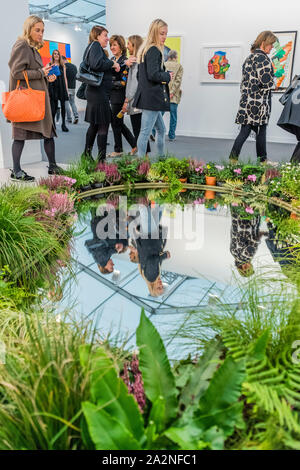 London, Großbritannien. 3. Okt 2019. Untitled, 2019, von Urs Fischer in der Galerie Max Hetzler - Frieze London, eine jährliche Kunstmesse im Regents Park. Es vereint mehr als 160 der weltweit führenden zeitgenössischen Galerien, mit speziellen kuratiert Abschnitte: Fokus, präsentiert neue Talente; Leben, eine Plattform für Performance Kunst; und Neu für 2019, gewebt, die Textilien erforscht, Weben und das Erbe des Kolonialismus. Es bleibt geöffnet bis 6. Oktober 2019. Stockfoto
