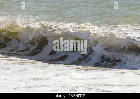 Wellen Absturz auf Strand freeze Action Image von Surf weißes Wasser Schaum macht der Gebäude und krachen Gezeiten herbst Wellen marine Bild. Stockfoto