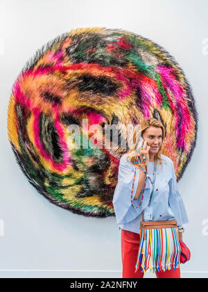 London, Großbritannien. 3. Okt 2019. Tondo, 2019, von Nick Cave in der Jack Shainman Galerie - Frieze London, eine jährliche Kunstmesse im Regents Park. Es vereint mehr als 160 der weltweit führenden zeitgenössischen Galerien, mit speziellen kuratiert Abschnitte: Fokus, präsentiert neue Talente; Leben, eine Plattform für Performance Kunst; und Neu für 2019, gewebt, die Textilien erforscht, Weben und das Erbe des Kolonialismus. Es bleibt geöffnet bis 6. Oktober 2019. Stockfoto