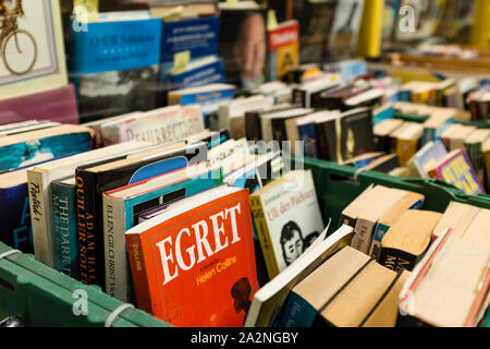 Crateful von Second Hand Bücher, St Nicholas Markt, Bristol, Großbritannien Stockfoto