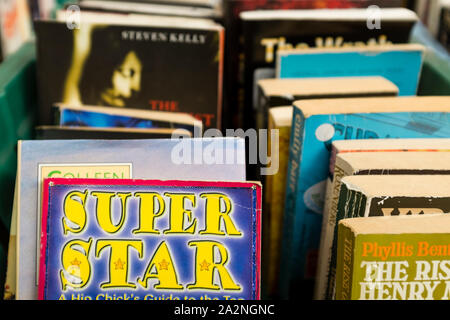 Crateful von Second Hand Bücher, St Nicholas Markt, Bristol, Großbritannien Stockfoto