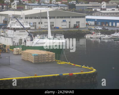 Die Stadt Isafjordur war für die Fischwirtschaft und den Hafen hat noch Fischerboote, günstig und Kisten auf der Hafenassistent. Stockfoto