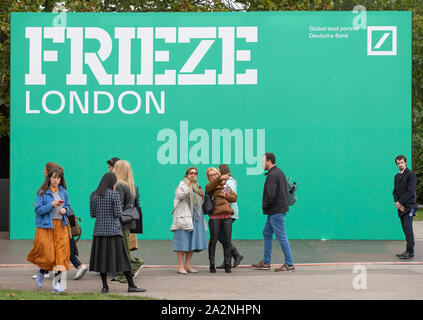 Regent's Park, London, UK. 3. Oktober 2019. Frieze London verfügt über mehr als 160 der weltweit führenden Galerien, wo die Besucher anzeigen und Kunst aus über 1.000 der heutigen Schwellen- und iconic Künstler kaufen. Die Show läuft vom 3. bis 6. Oktober. Credit: Malcolm Park/Alamy Leben Nachrichten. Stockfoto