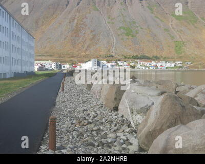 Blick auf die felsige Küste und die Bucht über der kleinen Stadt Isafjordur, auf eine ungewöhnlich klaren, sonnigen Tag im Norden Islands. Stockfoto