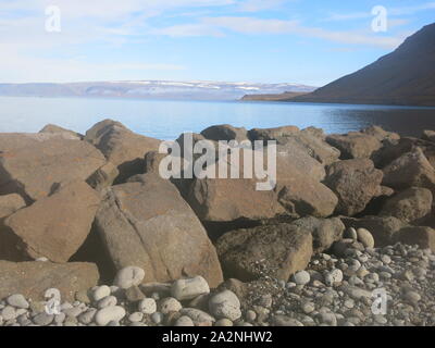 Riesige Felsbrocken Rand der Küste entlang der Bucht in Isafjordur, Westfjorde, Norden Islands. Stockfoto