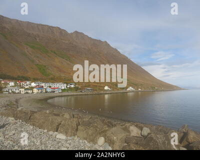 Blick auf die felsige Küste und die Bucht über der kleinen Stadt Isafjordur, auf eine ungewöhnlich klaren, sonnigen Tag im Norden Islands. Stockfoto