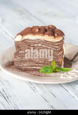 Schicht von tiramisu Crêpe-Kuchen auf dem Blech Stockfoto